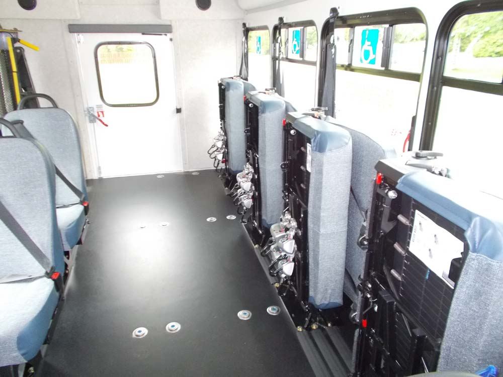 B19418-Transport-Adapte-La-Caleche-dOr-Crestline-minibus-1