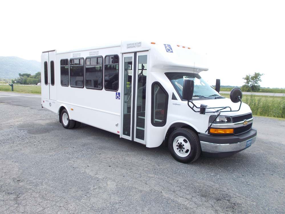 B19418-Transport-Adapte-La-Caleche-dOr-Crestline-minibus
