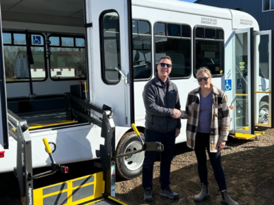 Fondation de santé de la région de Nipawin accessible aux personnes en fauteuil roulant StarTrans Senator II bus