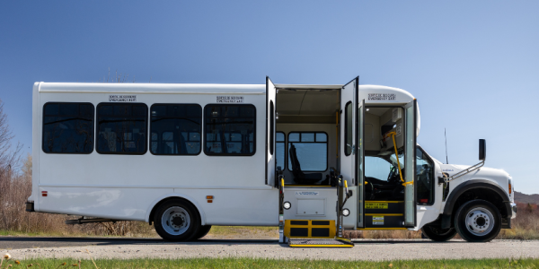 Entretien des élévateurs pour fauteuils roulants chez Crestline Bus Dealership, Canada